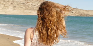 ¿Por qué parece que el cabello se cae más en verano?
